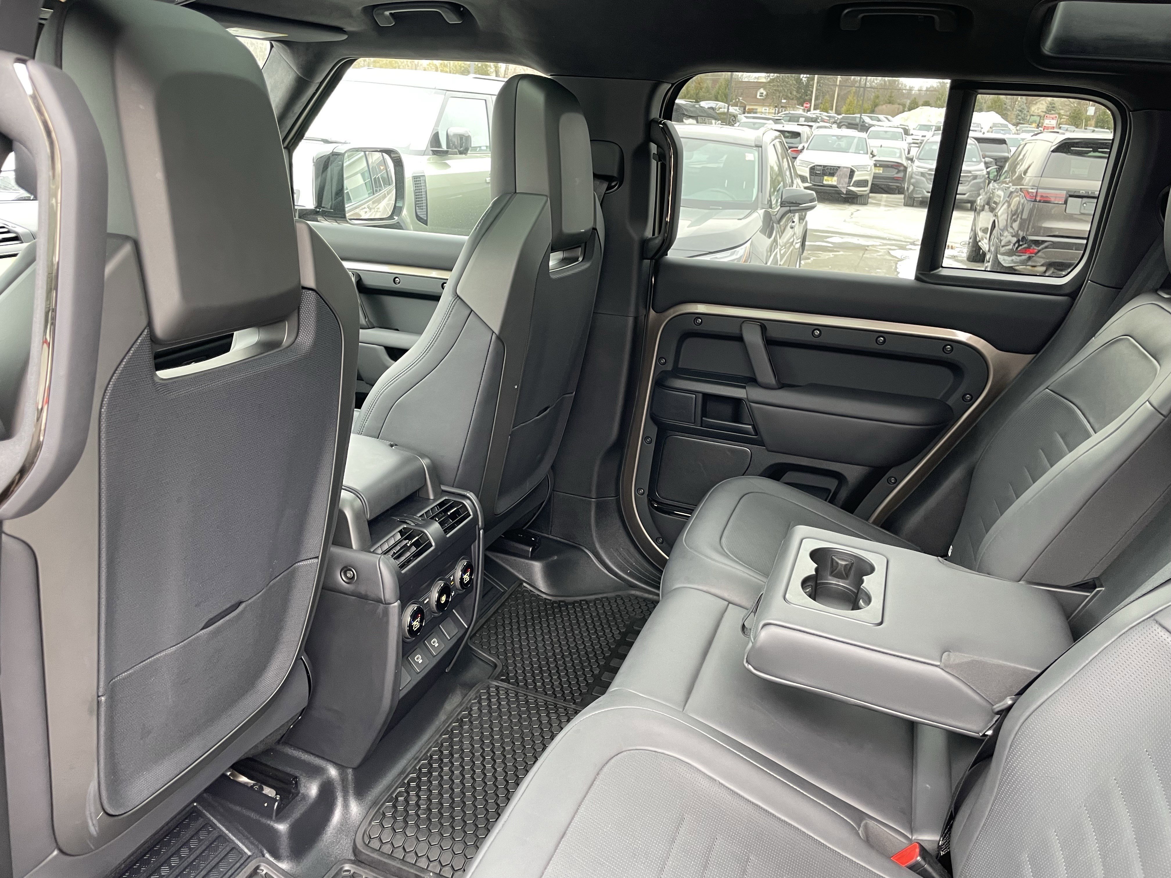 Used 2025 Land Rover Defender 110 image 30