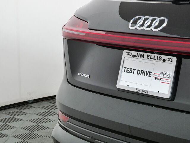 Used 2023 Audi e-tron Premium Plus w/ Premium Plus Package AWD/4WD image 37