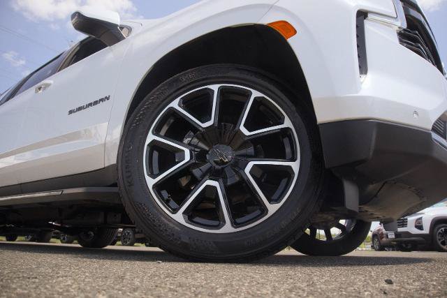 Used 2023 Chevrolet Suburban RST AWD/4WD image 2