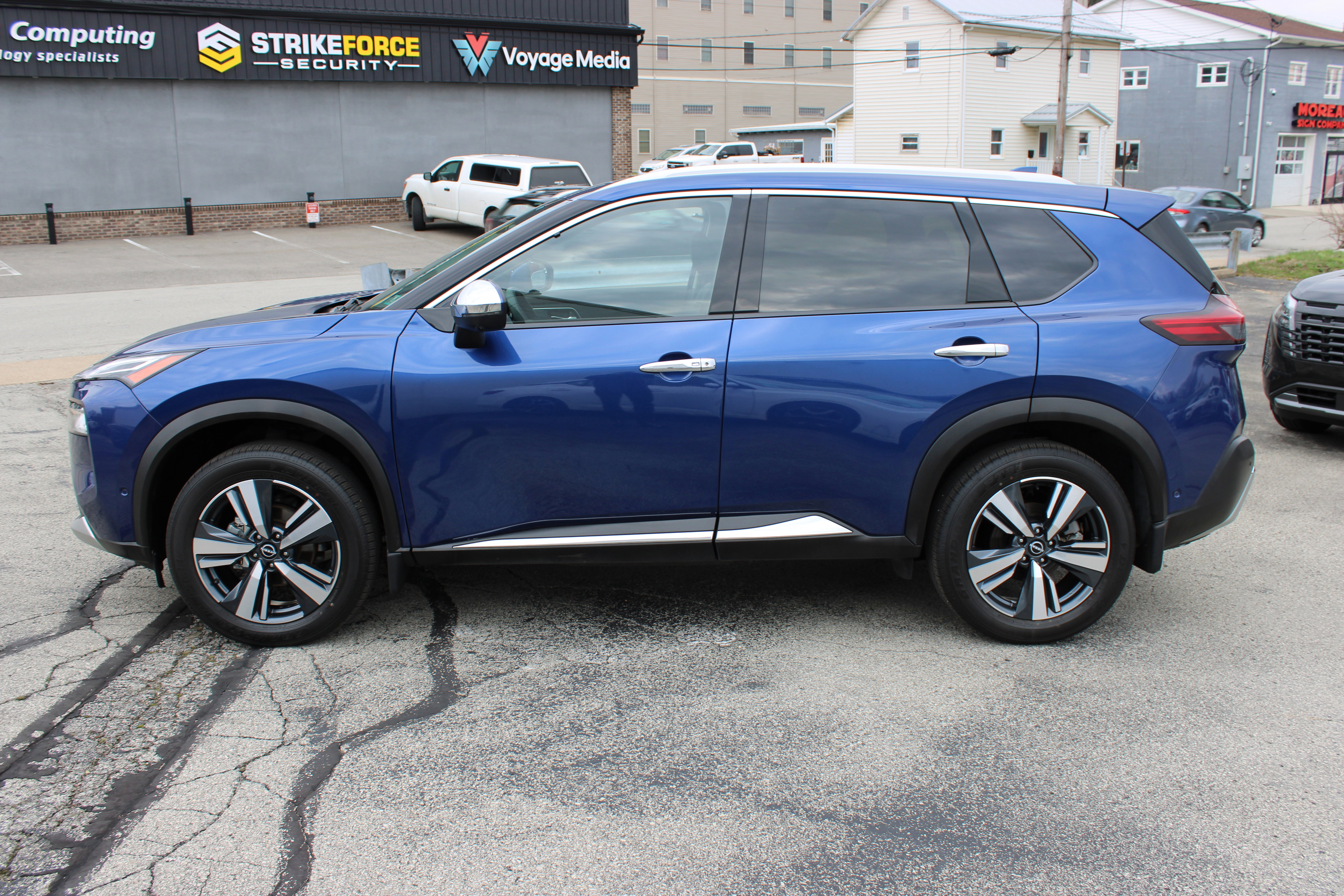 Certified 2023 Nissan Rogue Platinum AWD/4WD image 2