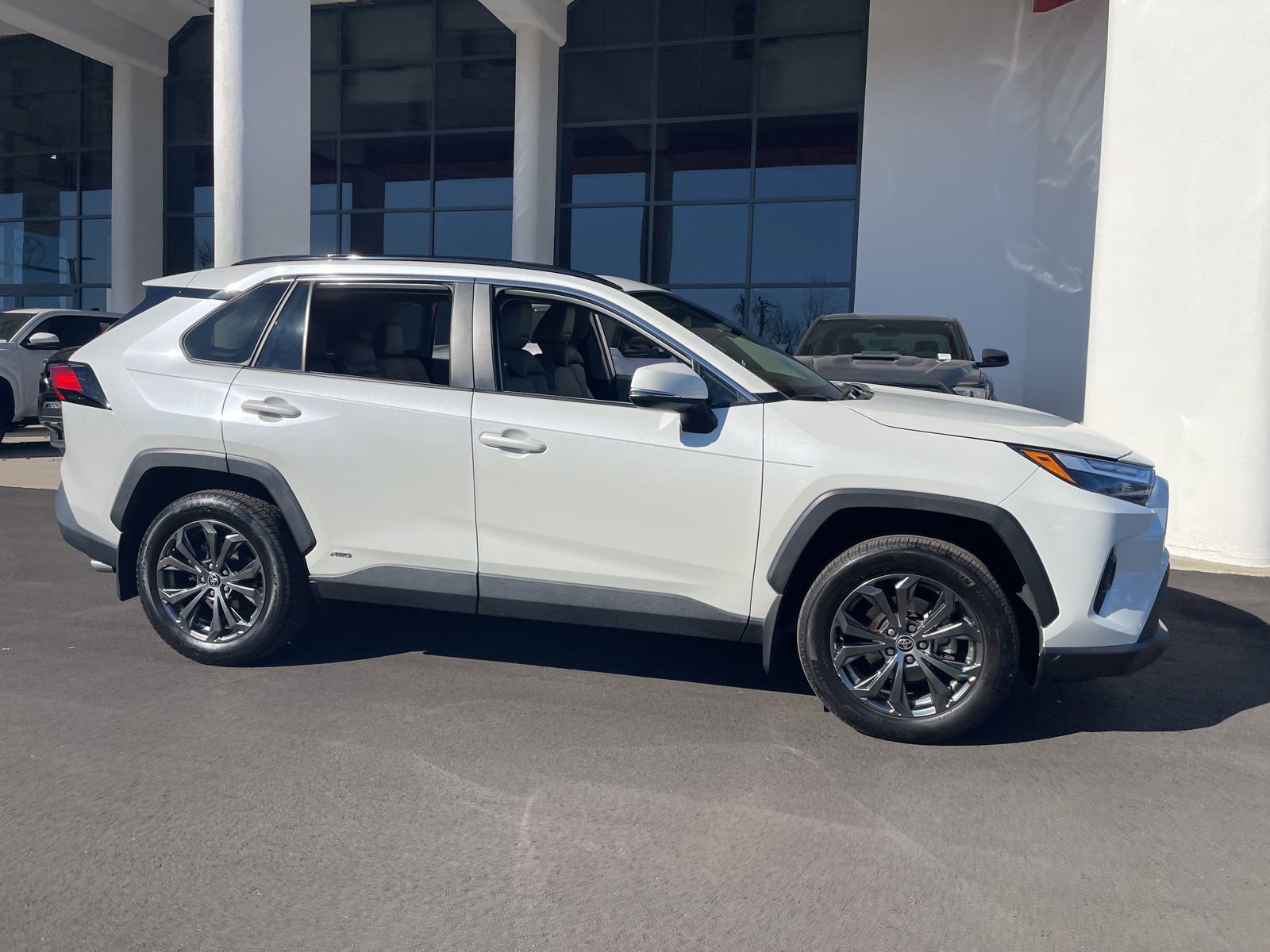 Used 2022 Toyota RAV4 XLE Premium image 8