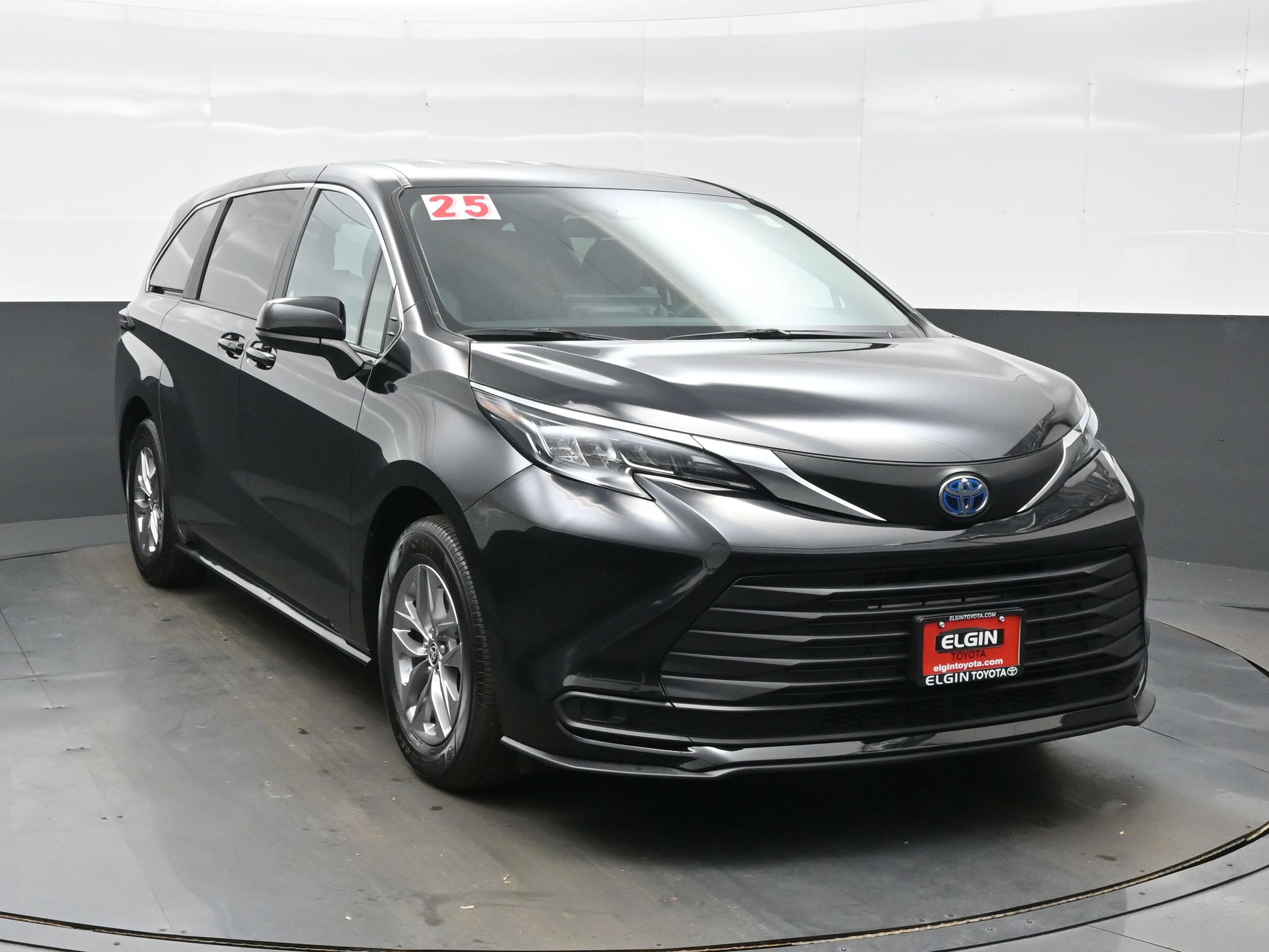 Used 2025 Toyota Sienna LE FWD image 8