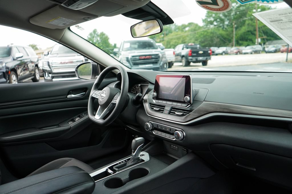 Used 2025 Nissan Altima 2.5 SV FWD image 13