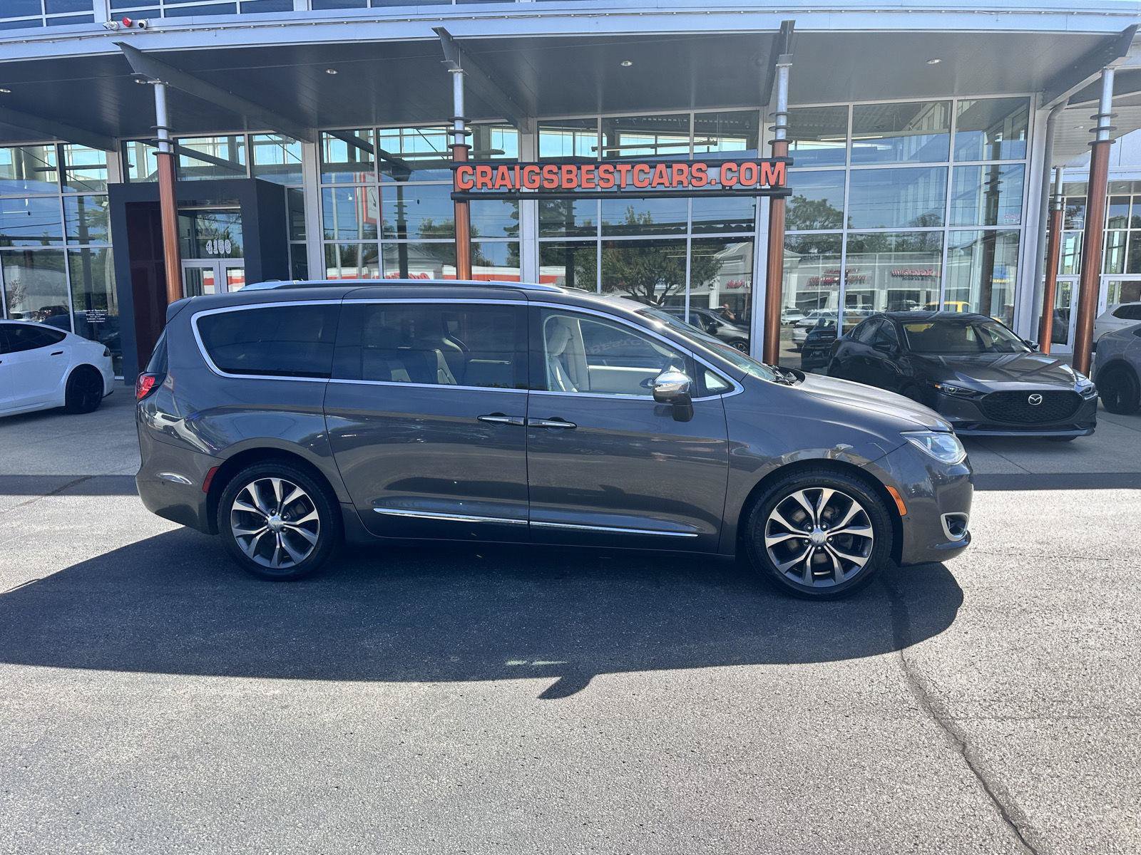 Used 2018 Chrysler Pacifica Limited w/ Tire & Wheel Group FWD image 1