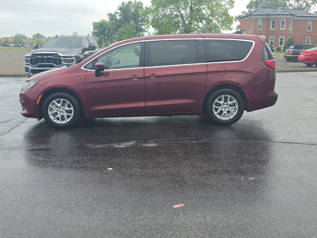 Used 2023 Chrysler Voyager LX FWD image 4