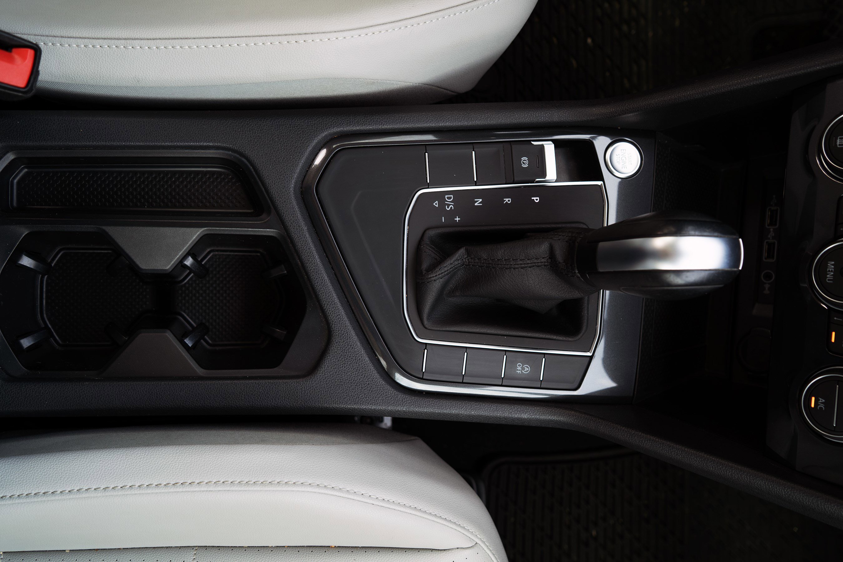 Used 2020 Volkswagen Tiguan SE w/ Panoramic Sunroof Package image 27