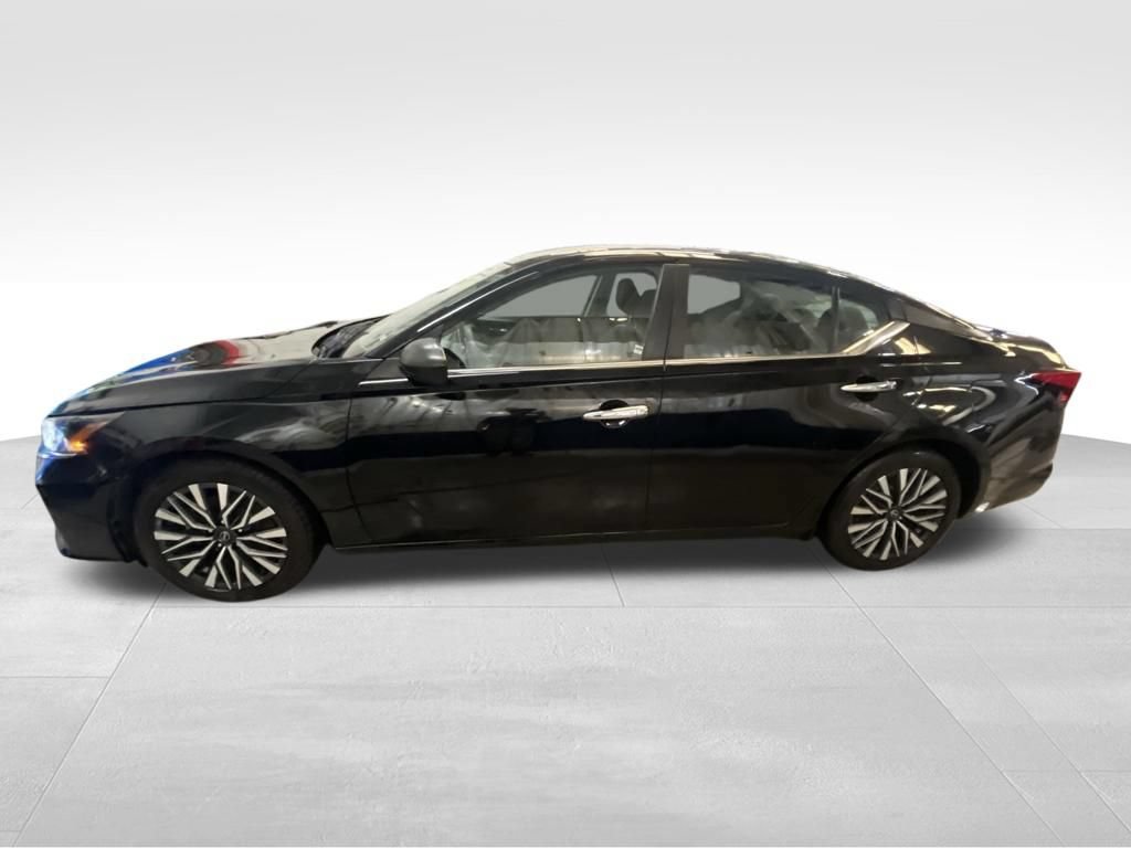 Used 2024 Nissan Altima 2.5 SV FWD image 2
