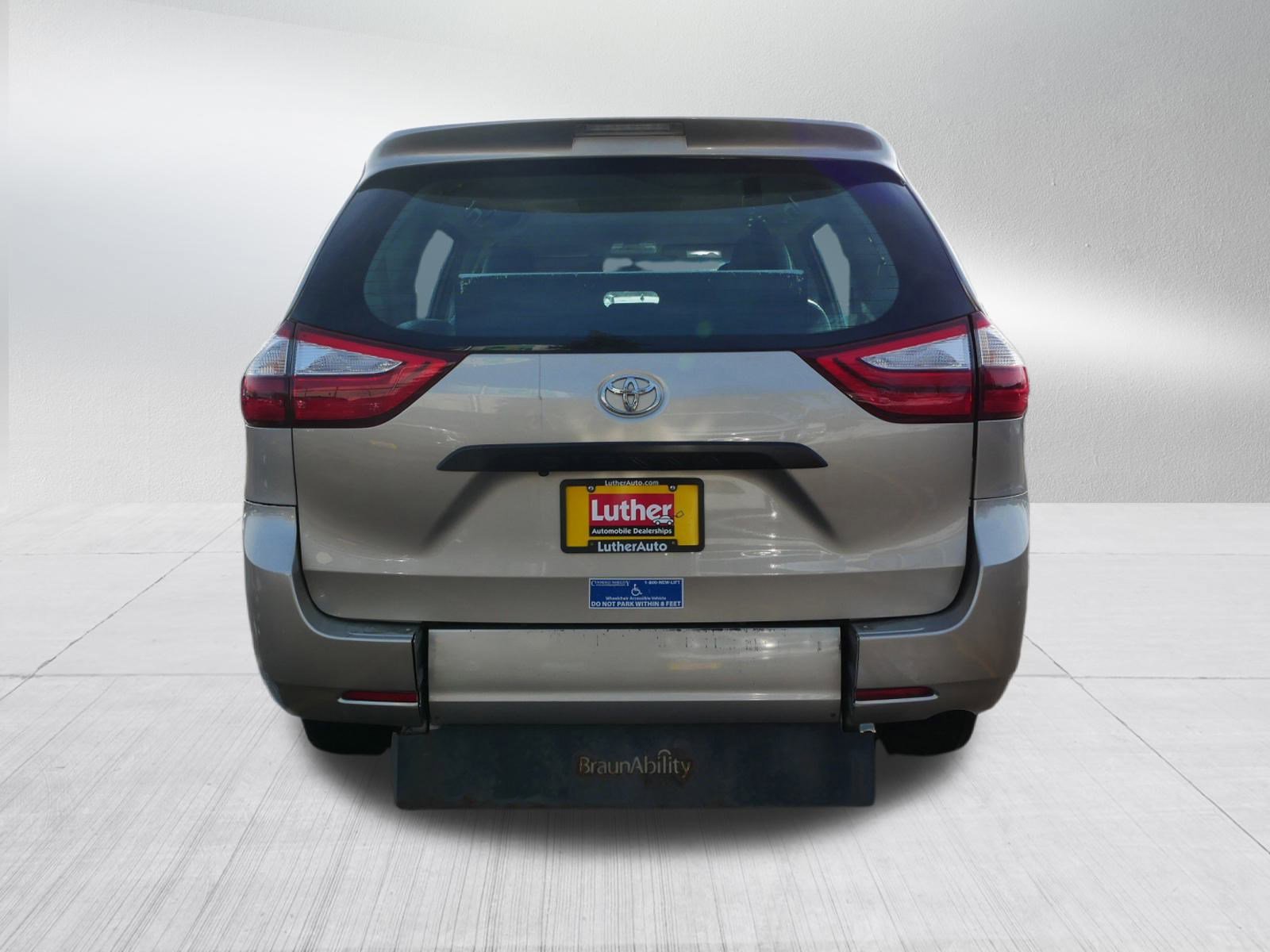 Used 2015 Toyota Sienna L image 6