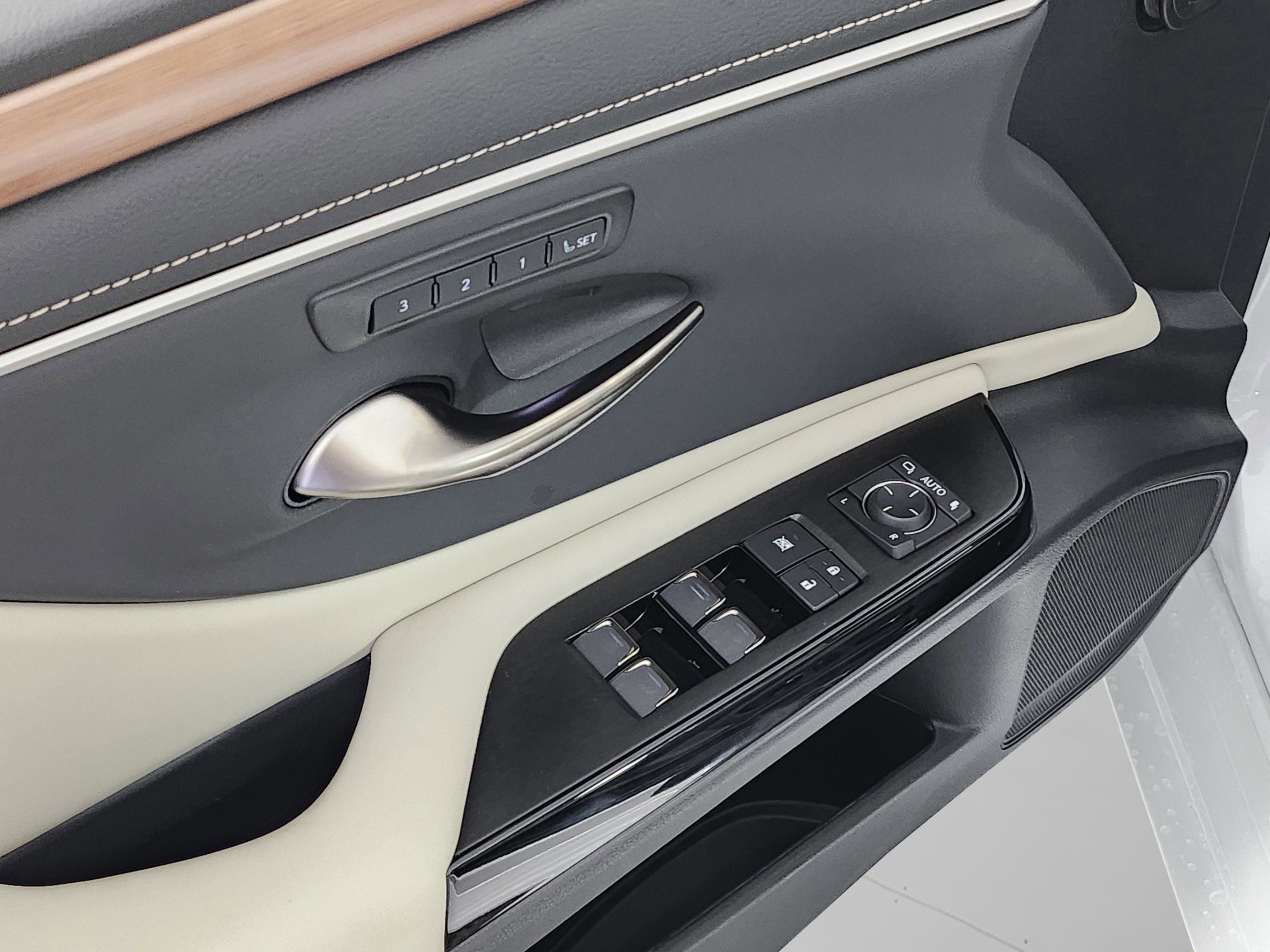 New 2025 Lexus ES 300h w/ Premium Package image 11