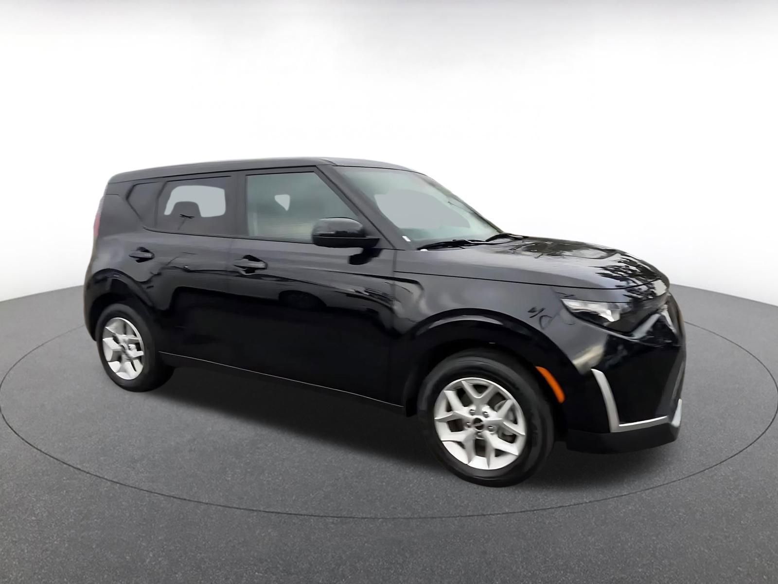 Used 2025 Kia Soul LX w/ LX Technology Package image 2
