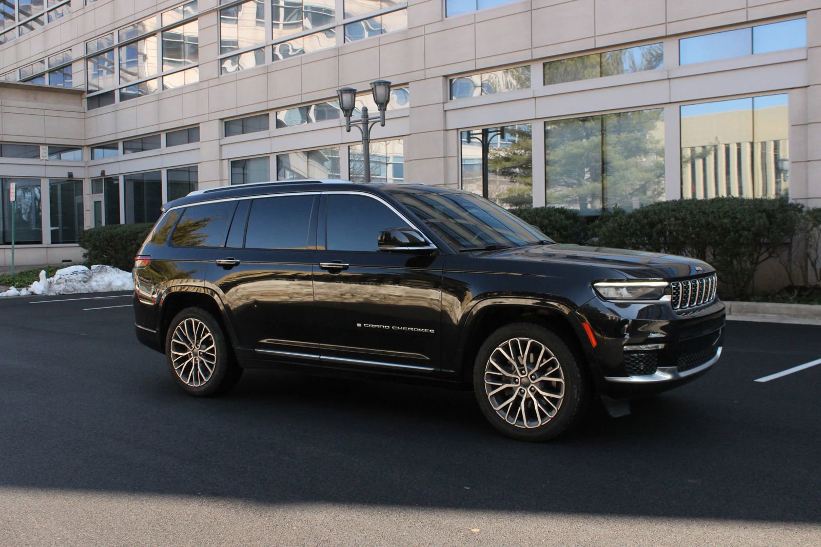 Used 2021 Jeep Grand Cherokee L Summit image 2