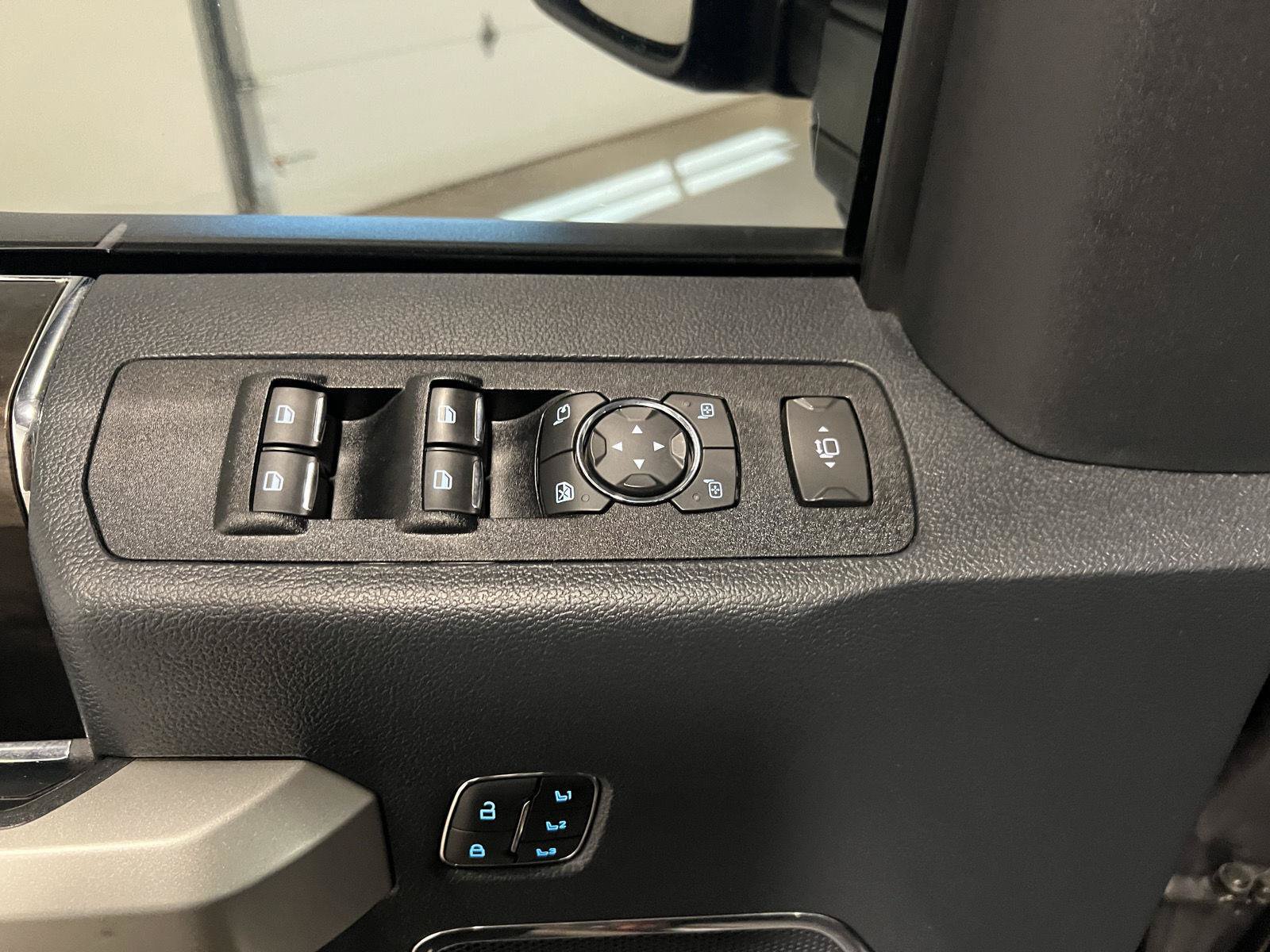 Used 2022 Ford F350 Lariat w/ Lariat Ultimate Package AWD/4WD image 27