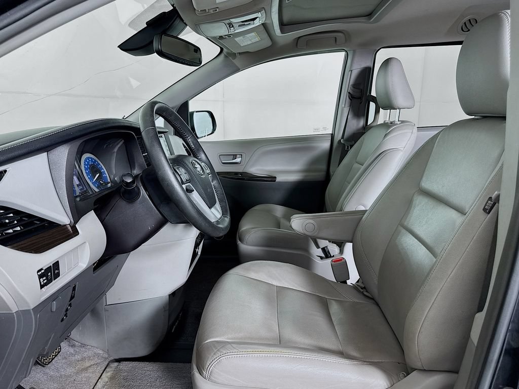 Used 2018 Toyota Sienna Limited FWD image 8