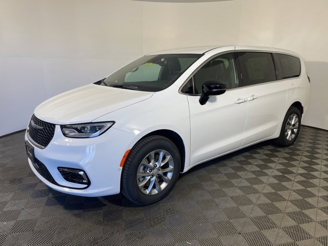 New 2026 Chrysler Pacifica Select image 3