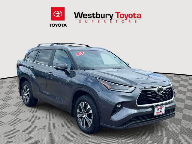 Used 2024 Toyota Highlander XLE AWD/4WD image 1