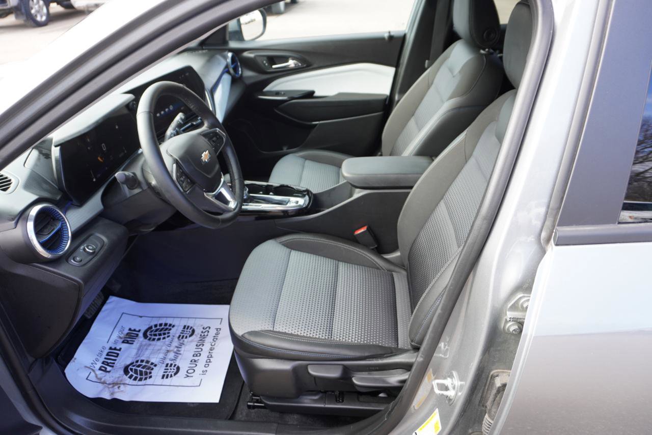 Used 2025 Chevrolet Trax LT w/ LT Convenience Package image 18