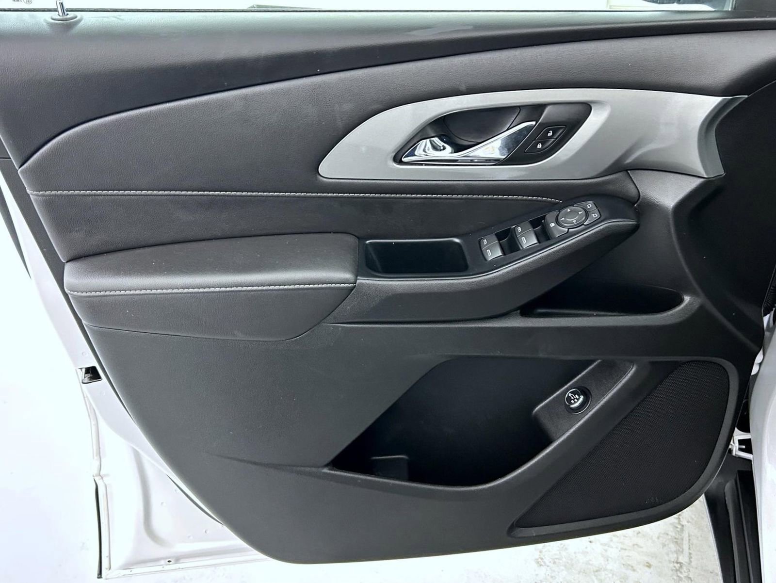 Used 2023 Chevrolet Traverse LT image 9