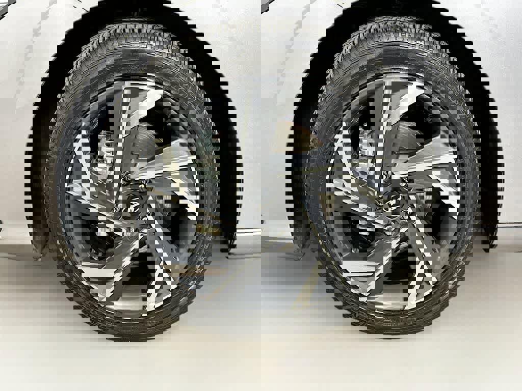 Used 2025 Hyundai Elantra SEL image 8