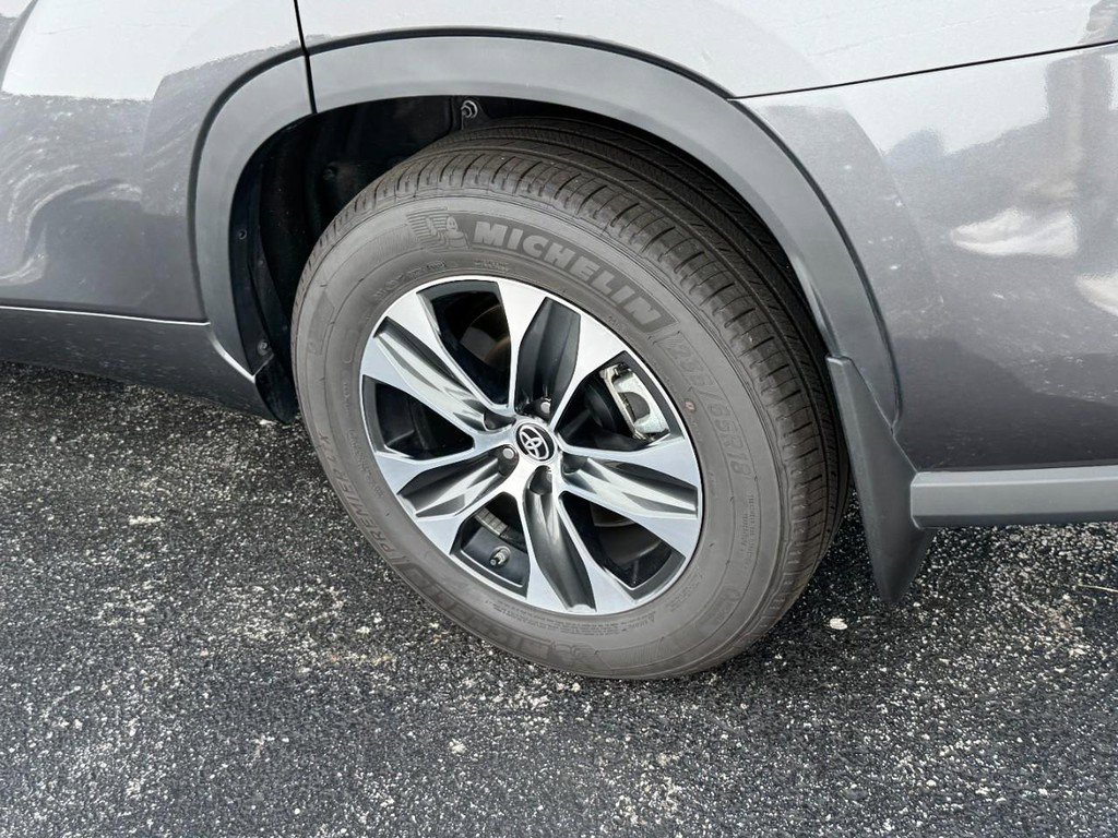 Used 2025 Toyota Highlander AWD image 5