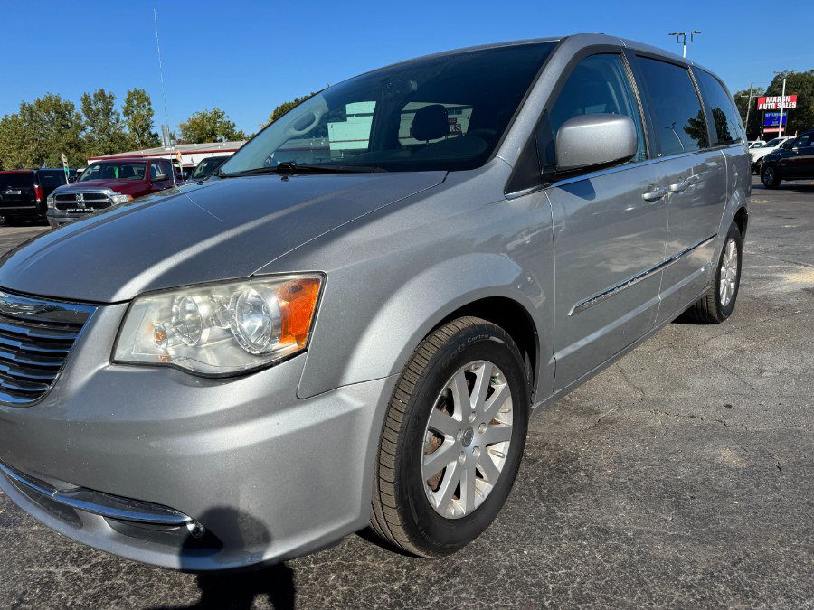 Used 2014 Chrysler Town & Country Touring FWD image 9