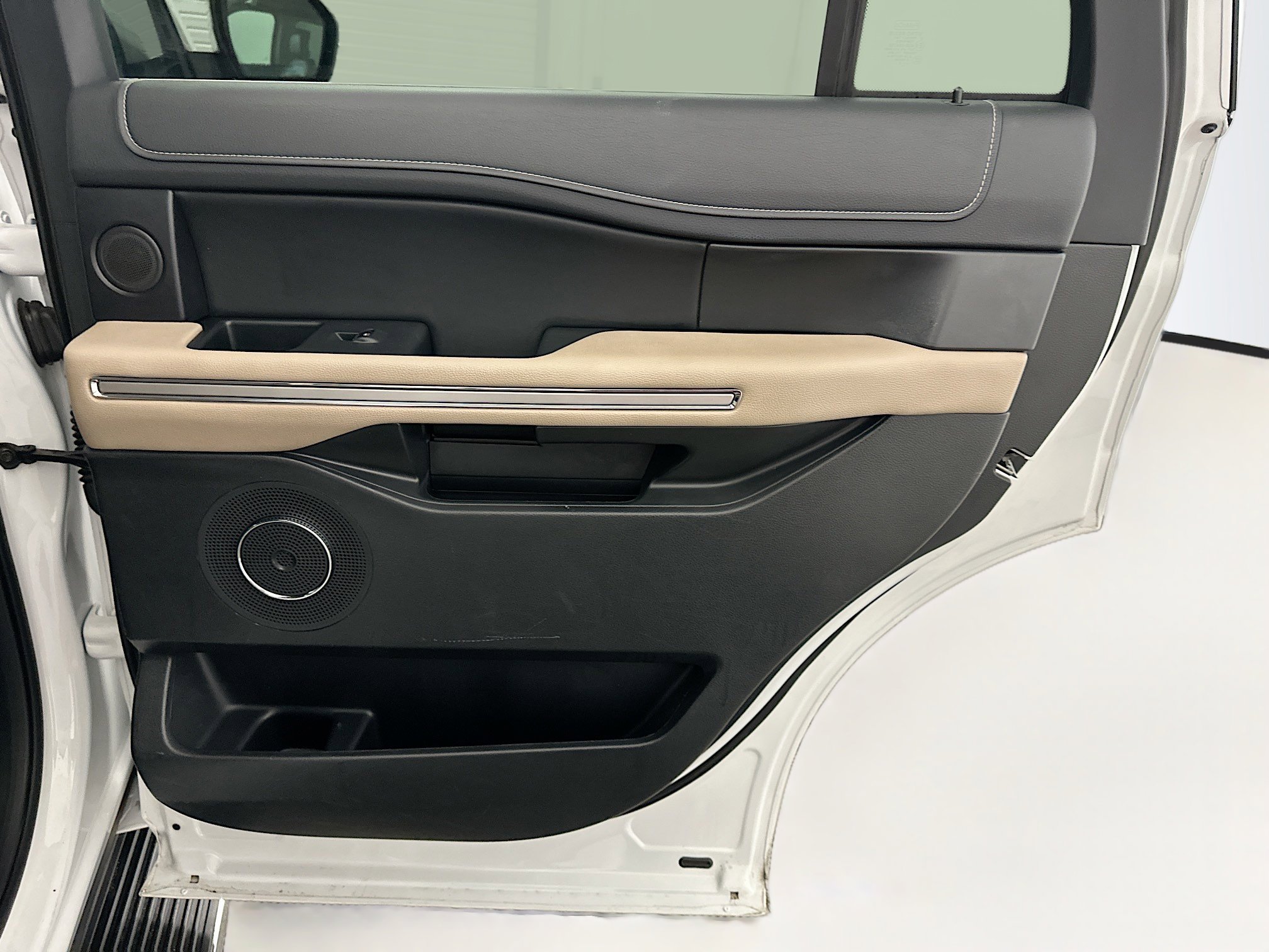 Used 2023 Ford Expedition Limited image 34