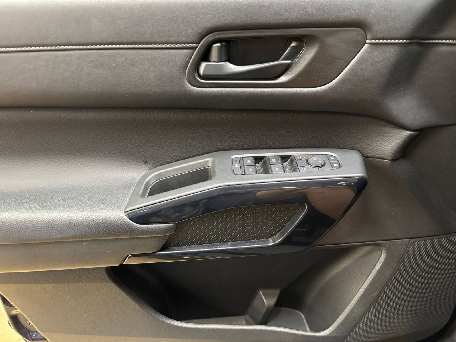 Used 2025 Nissan Pathfinder SV FWD image 18