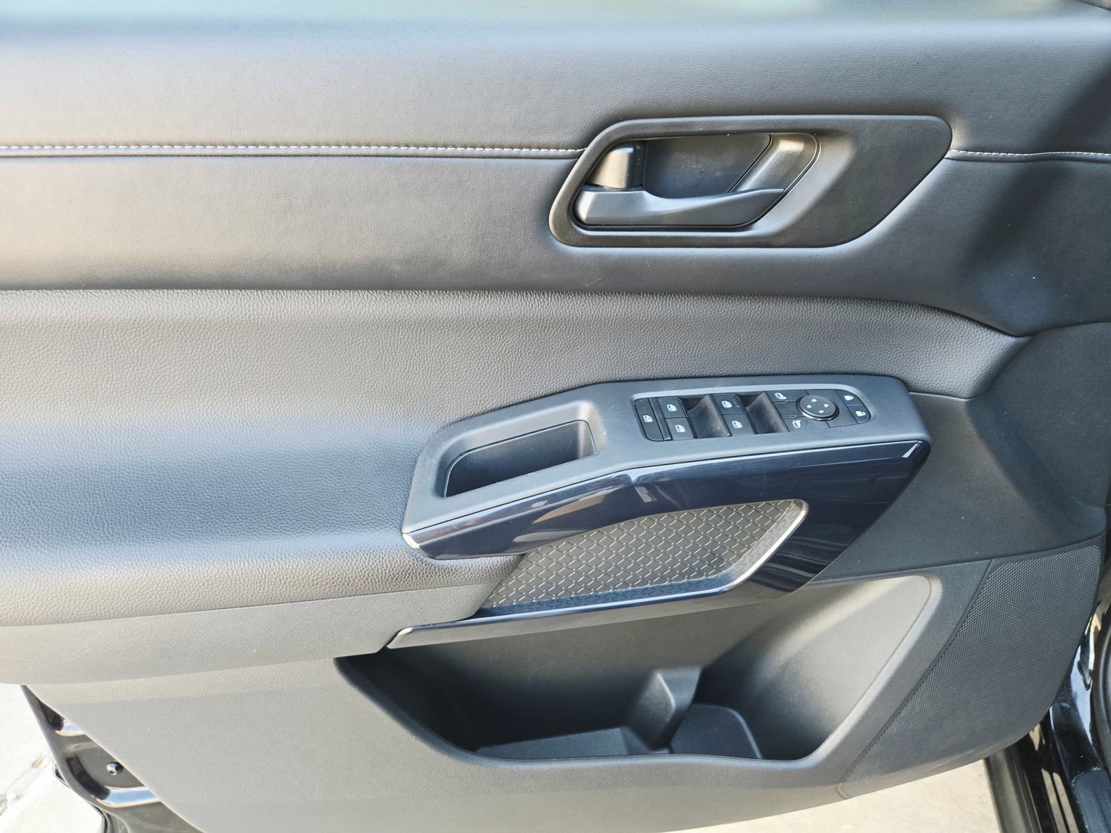 Used 2025 Nissan Pathfinder S image 28