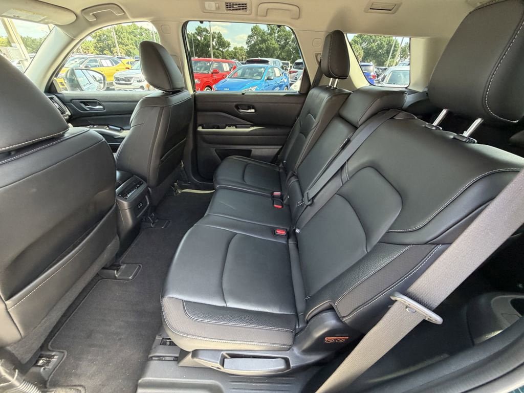 Used 2023 Nissan Pathfinder SL AWD/4WD image 17