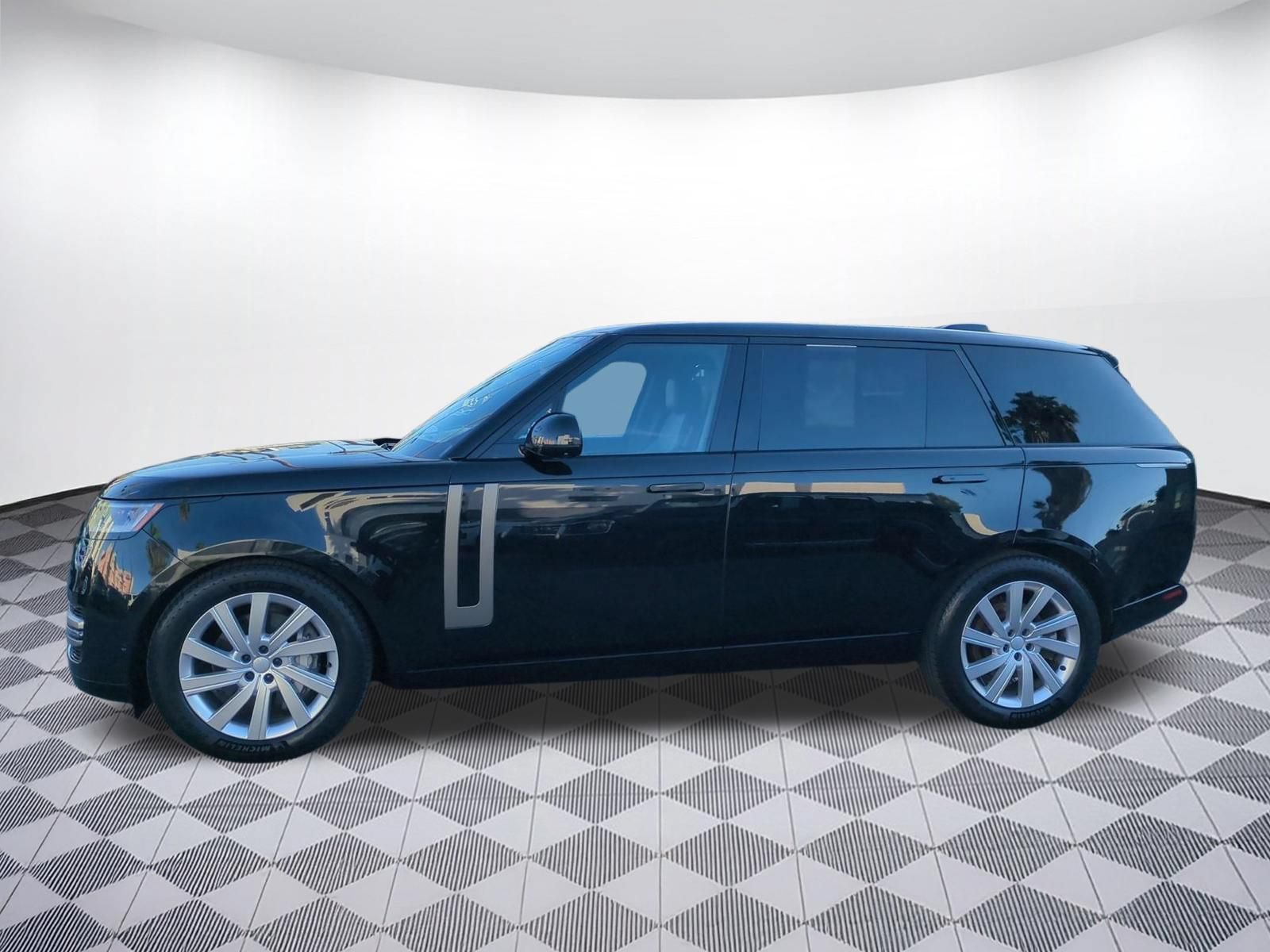 Used 2025 Land Rover Range Rover Long Wheelbase SE AWD/4WD image 2