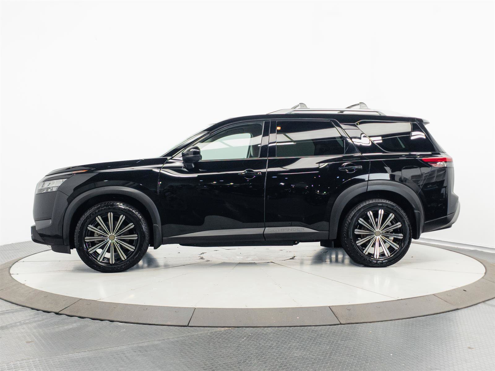 Used 2022 Nissan Pathfinder SL AWD/4WD image 8
