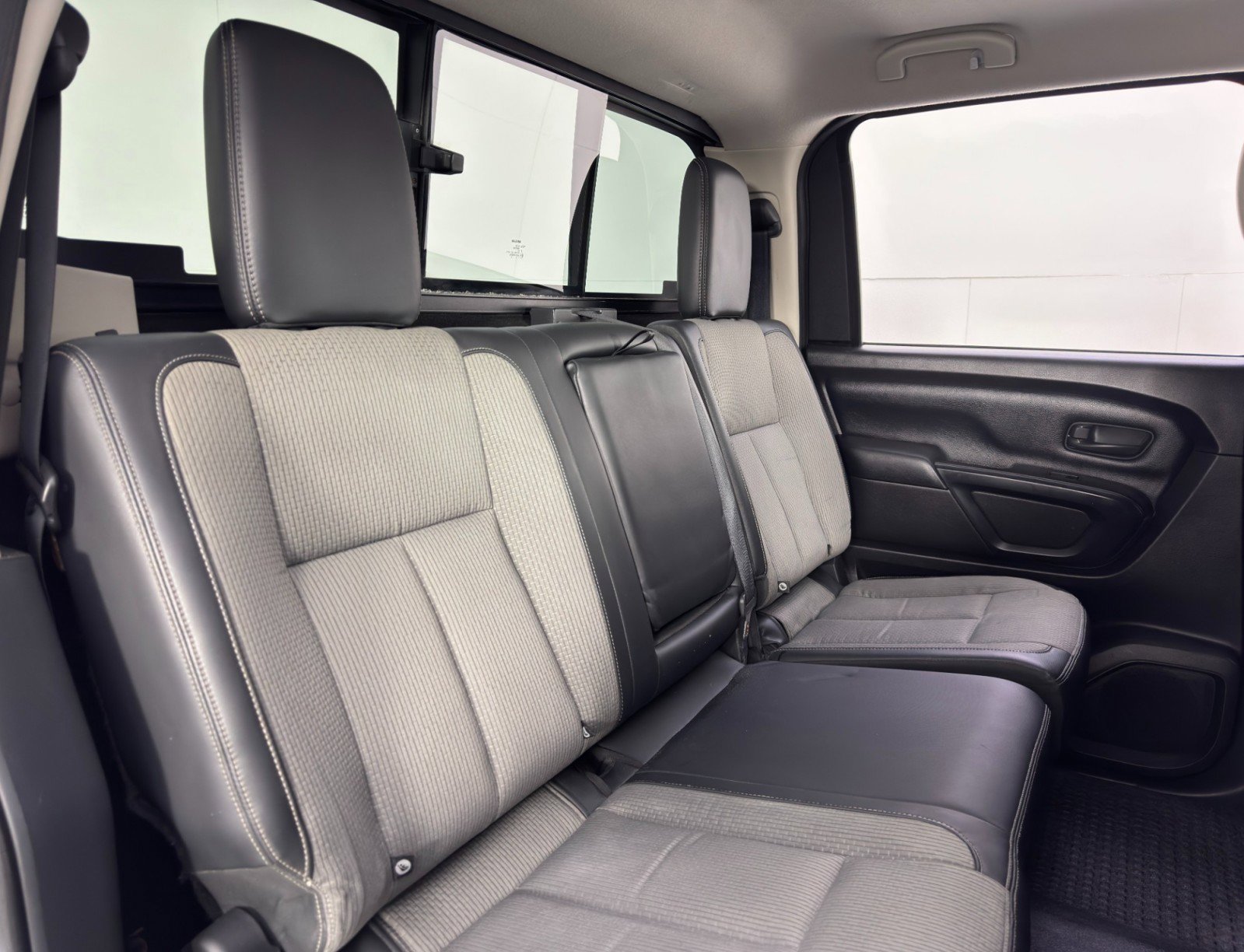 Used 2018 Nissan Titan S w/ S Utility Package image 28