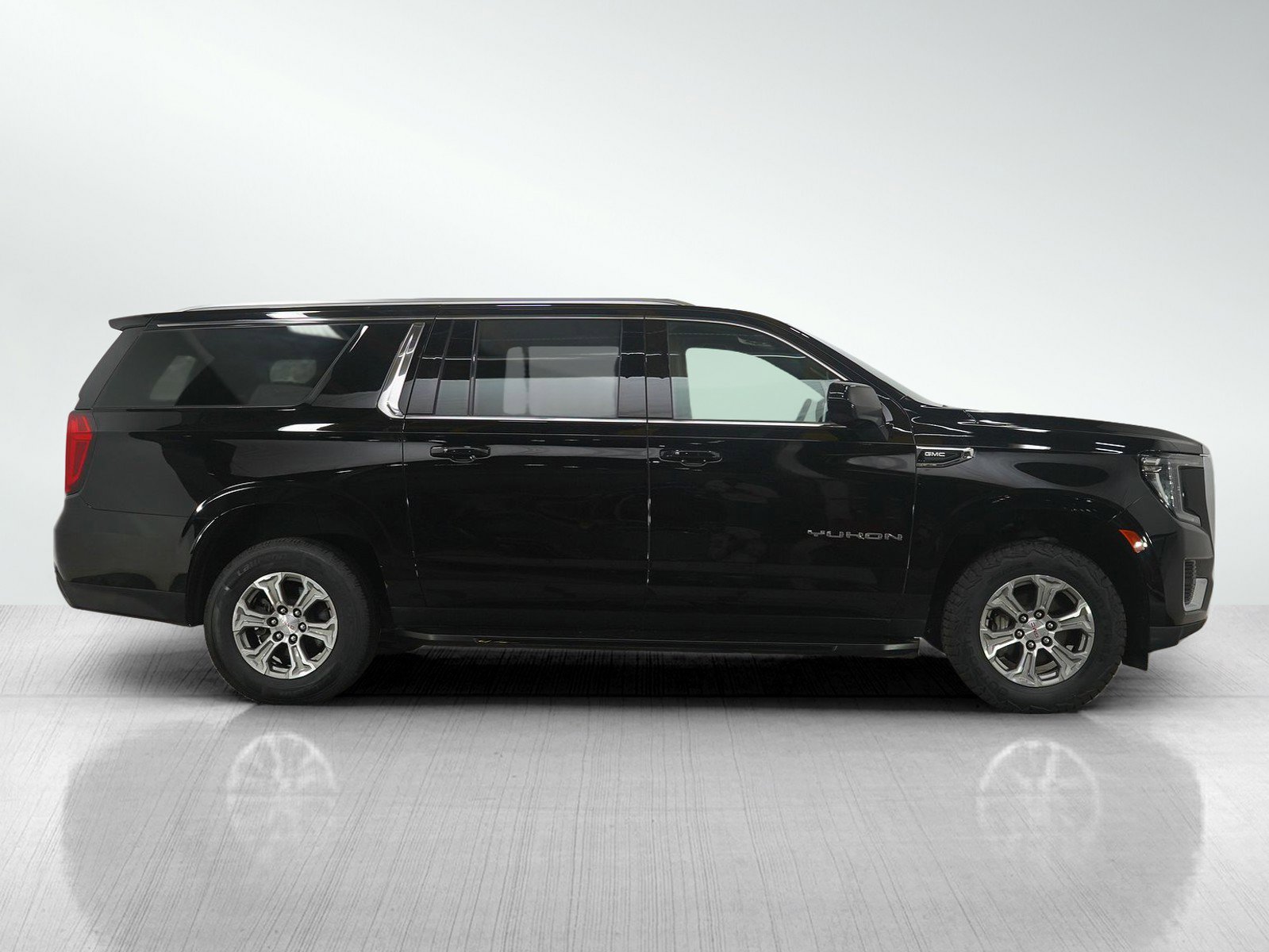 Used 2023 GMC Yukon XL SLE AWD/4WD image 6