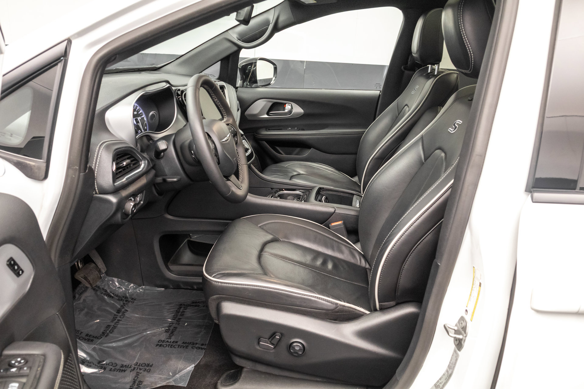Used 2025 Chrysler Pacifica Limited FWD image 5