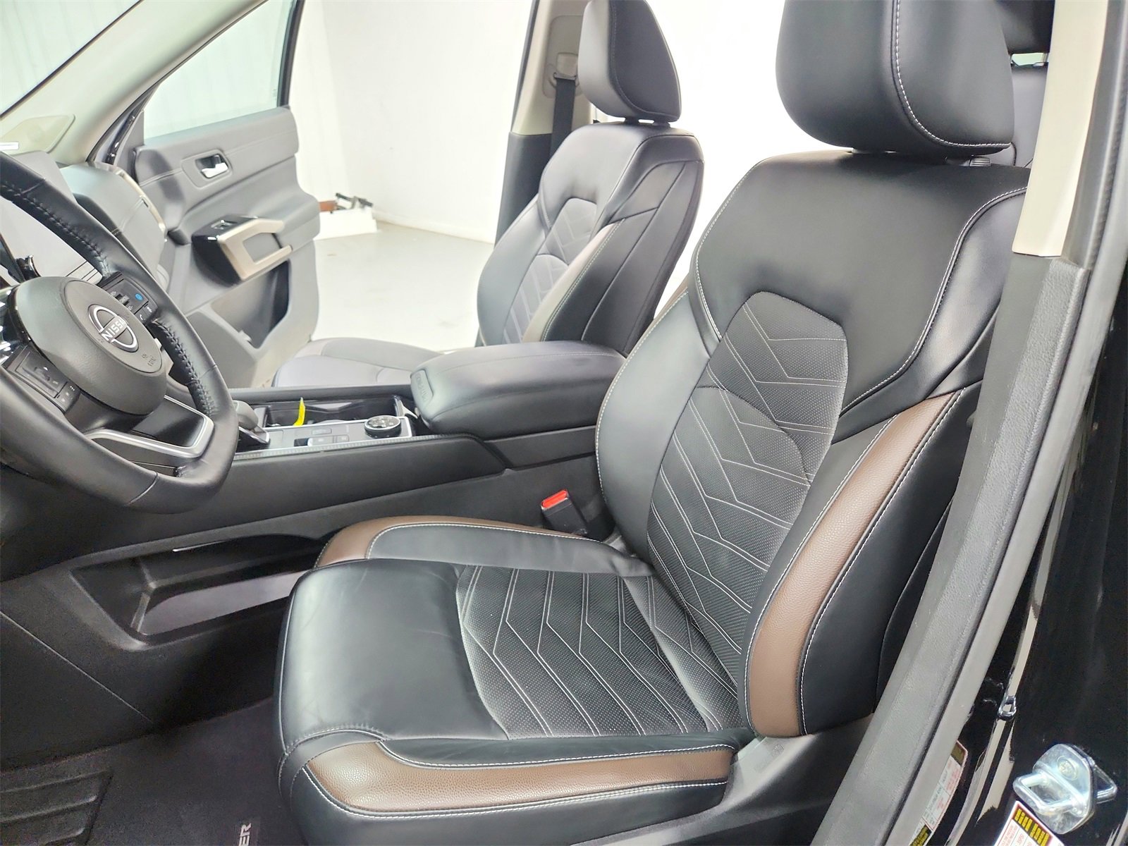 Used 2024 Nissan Pathfinder Platinum w/ Lighting Package (N93) image 19