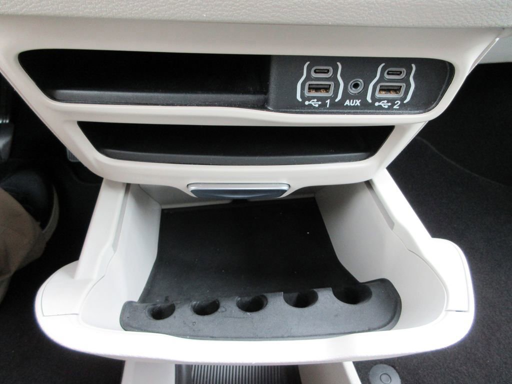 Used 2023 Chrysler Pacifica Touring-L image 29