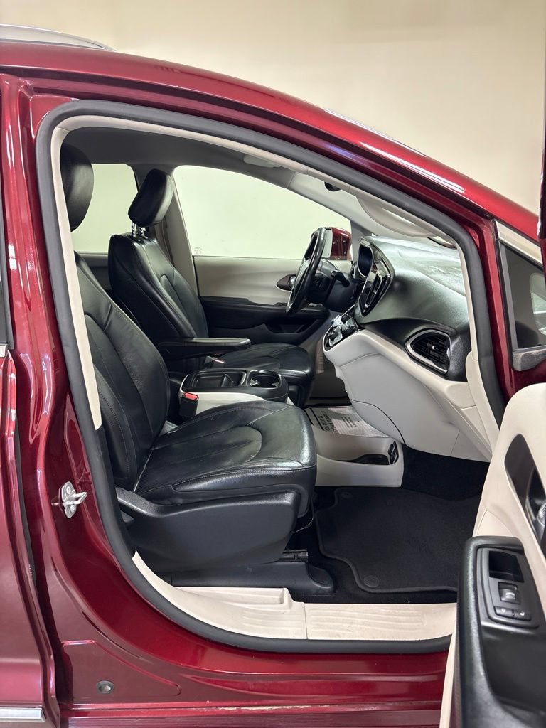 Used 2019 Chrysler Pacifica Touring-L FWD image 25
