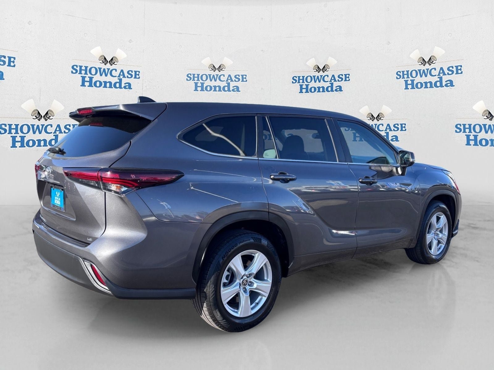 Used 2024 Toyota Highlander LE FWD image 8