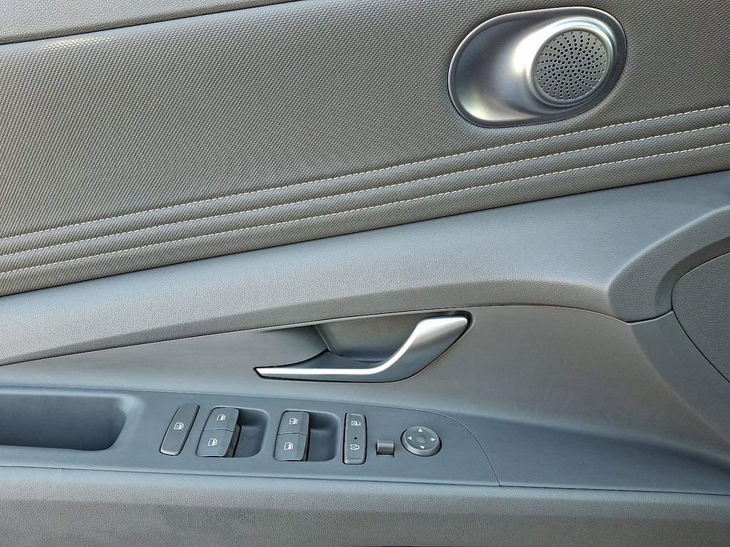 Used 2023 Hyundai Elantra SEL w/ Convenience Package image 12