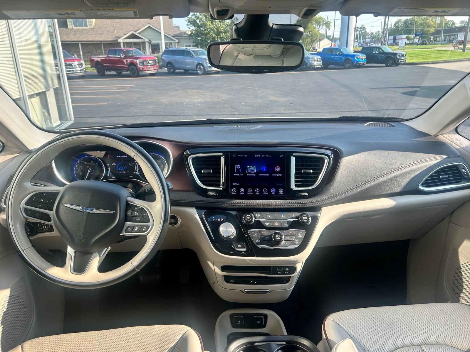 Used 2017 Chrysler Pacifica Limited w/ UConnect Theater Package FWD image 9