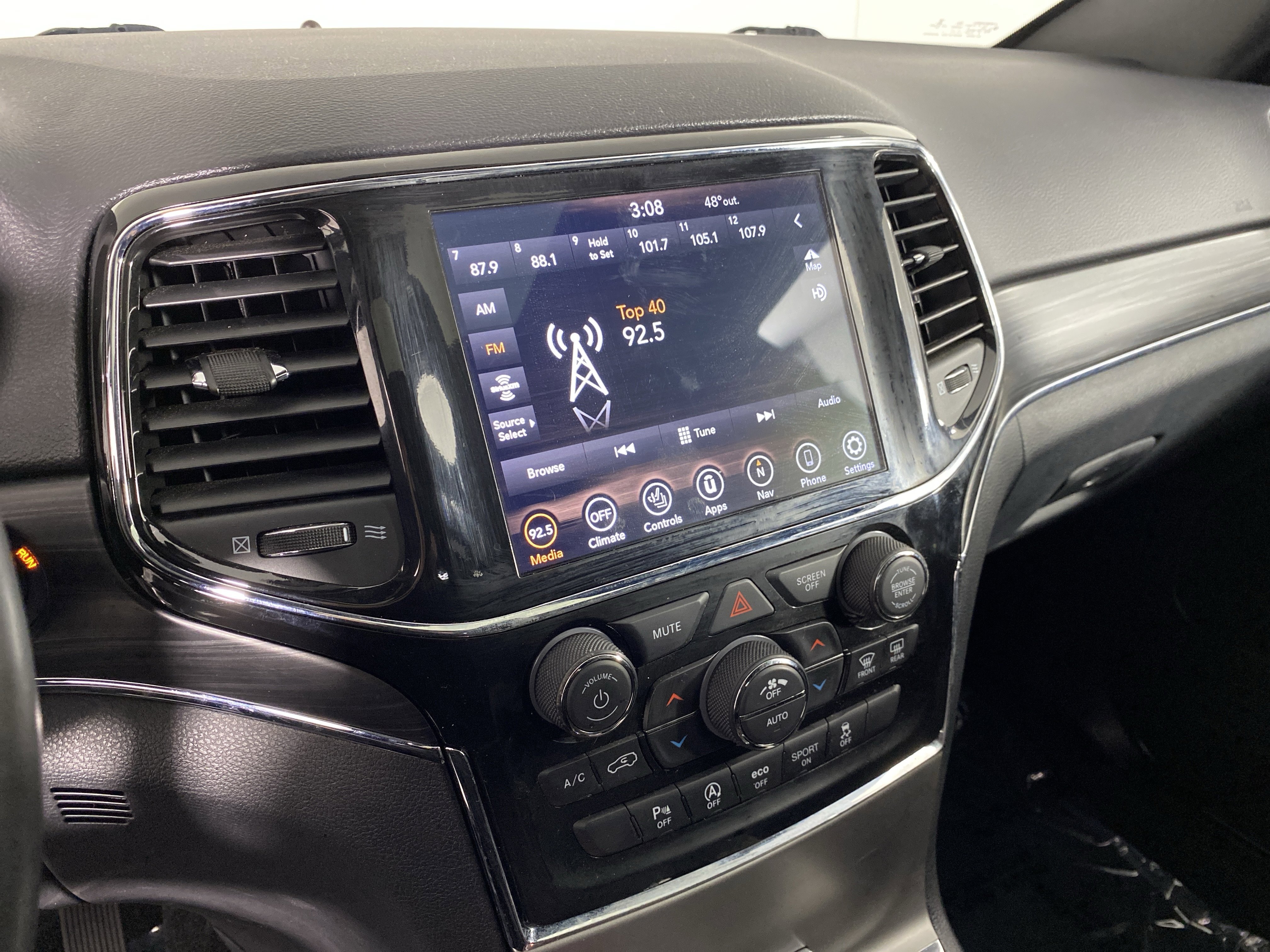 Used 2022 Jeep Grand Cherokee Limited image 31