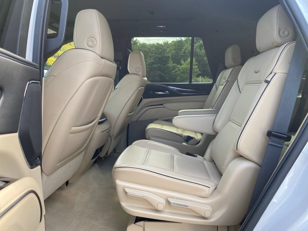 Used 2021 Cadillac Escalade Premium Luxury AWD/4WD image 18