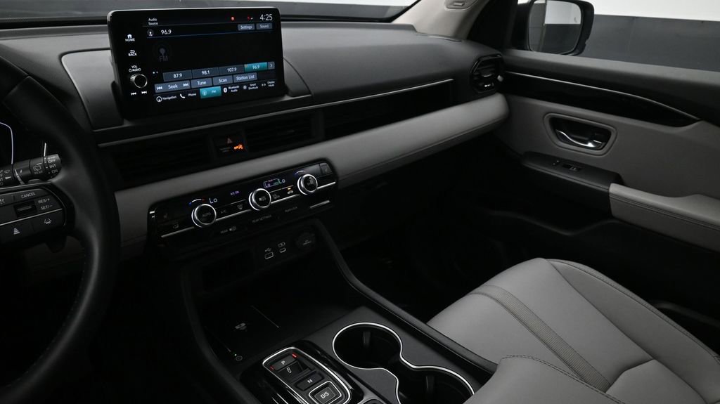 Used 2025 Honda Pilot Touring image 8