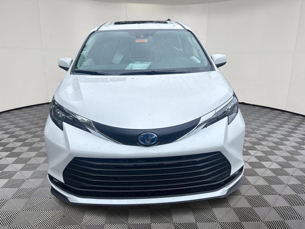 New 2025 Toyota Sienna XLE image 2