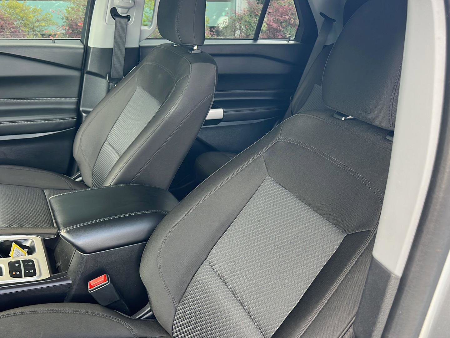 Certified 2024 Ford Explorer XLT RWD image 30