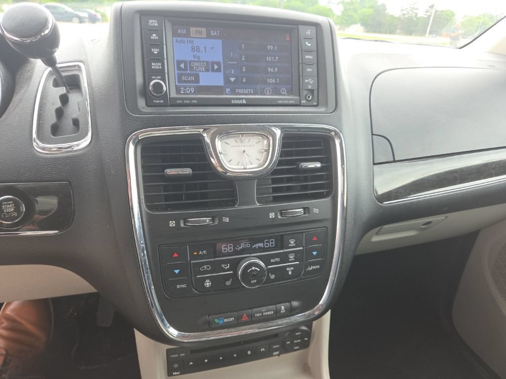 Used 2012 Chrysler Town & Country Limited w/ Luxury Group FWD image 20