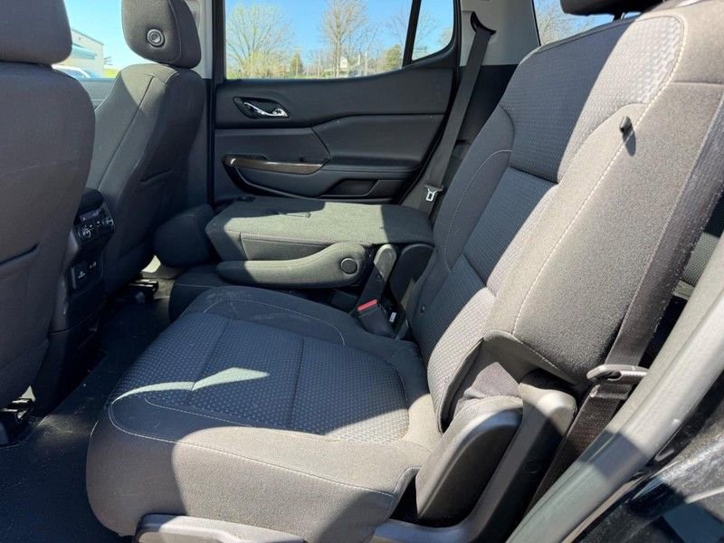 Used 2023 GMC Acadia SLE w/ Driver Convenience Package FWD image 9