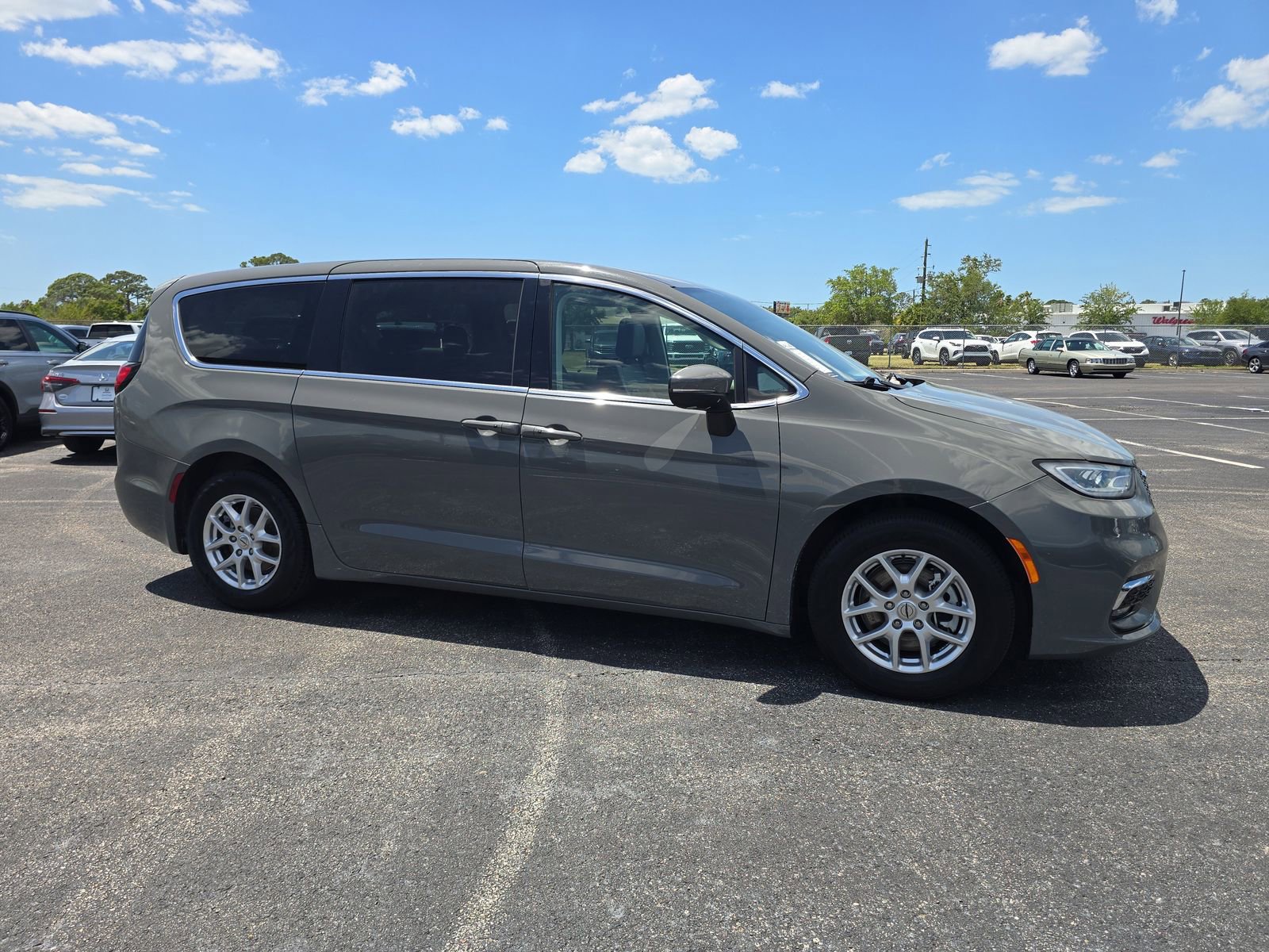Used 2023 Chrysler Pacifica Touring-L FWD image 2