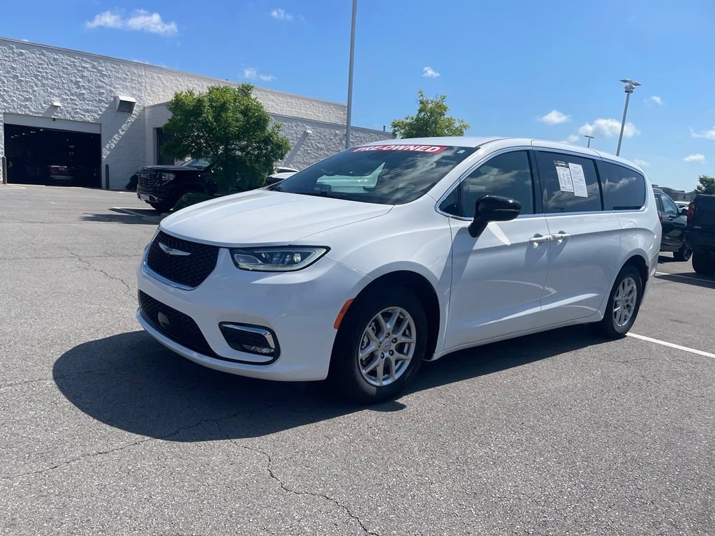Used 2025 Chrysler Pacifica Select FWD image 3