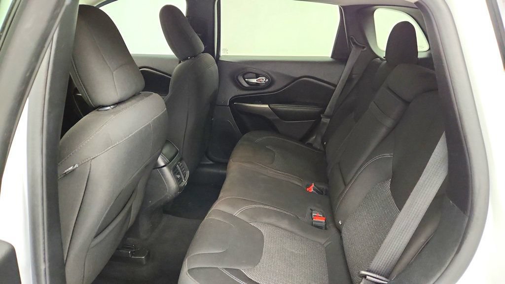 Used 2019 Jeep Cherokee Latitude w/ Cold Weather Group FWD image 20