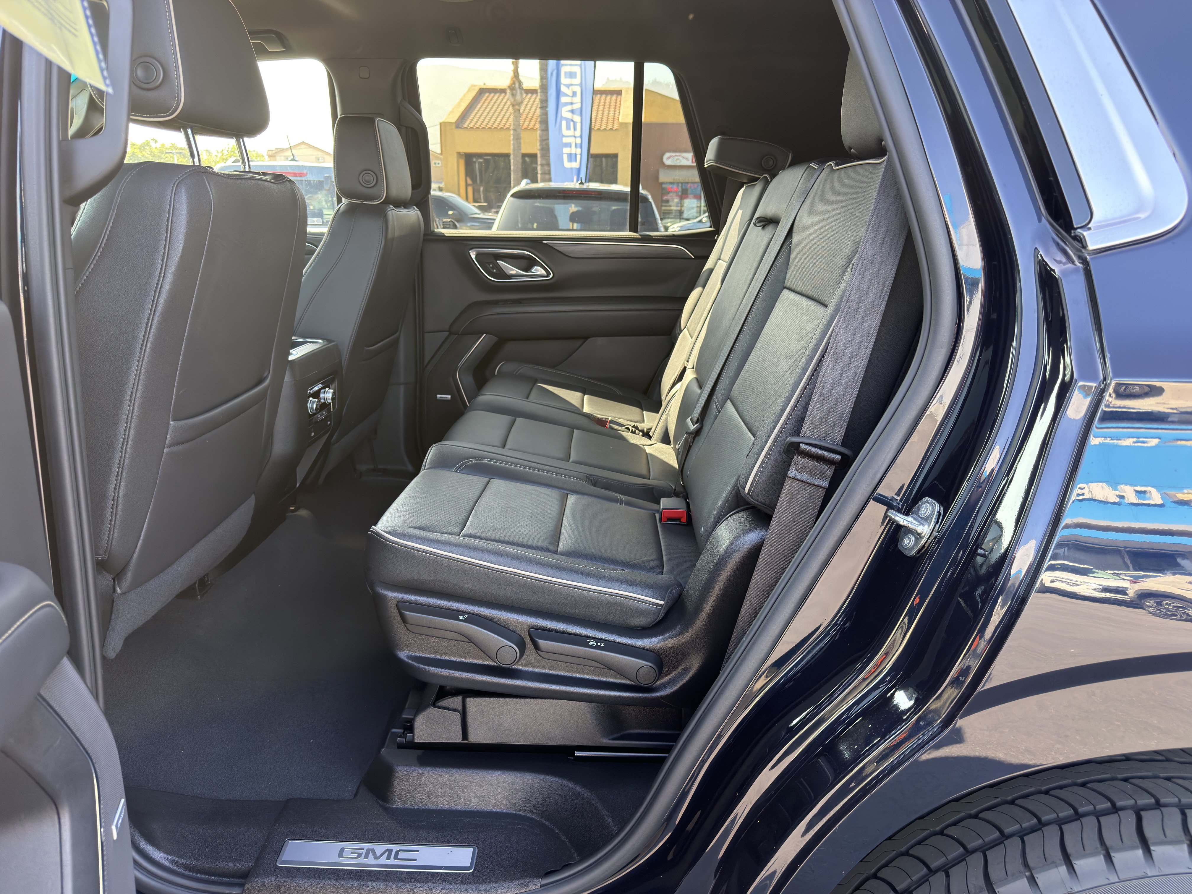 Used 2024 GMC Yukon SLT AWD/4WD image 18